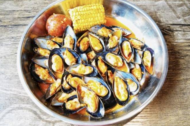 Order Black Mussels (1 lb) food online from The Juicy Crab store, Jacksonville on bringmethat.com