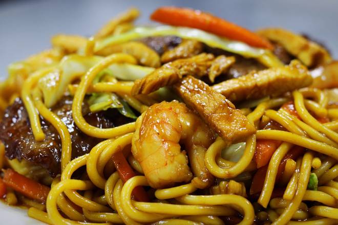 Order L5. Combination Lo Mein food online from Captain King's Seafood City store, Memphis on bringmethat.com