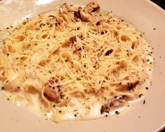Order Chicken Alfredo food online from Harold Seltzer Steakhouse store, St. Petersburg on bringmethat.com