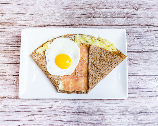 Crêpe à l'œuf, fromage et jambon