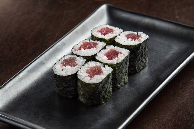 Order TUNA ROLL food online from Ikura Sushi Lounge store, Coral Gables on bringmethat.com