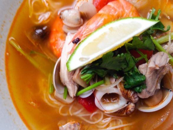 Order Seafood Rice Noodles 海鲜米线 food online from 天府麻辣香锅 Spicy Hotpot （136-20 Roosevelt Avenue） store, New York on bringmethat.com