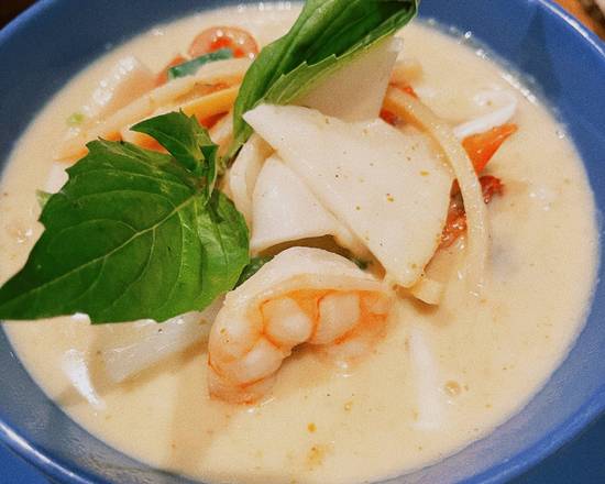 Order Fresh Young Coconut Green Curry -GF food online from Jai Dee Restaurant store, New York on bringmethat.com