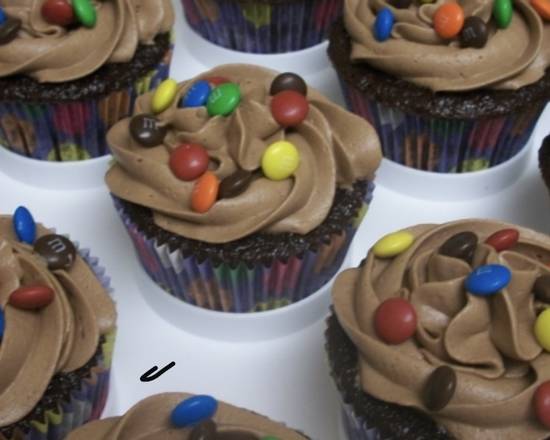 Order M&M Cupcakes food online from Raffa’s Cupcakes store, Miami on bringmethat.com