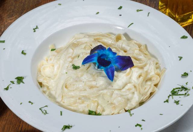 Order Fetuccini Alfredo Pasta food online from Mangiano Pizza Restaurant & Catering store, Hanover on bringmethat.com