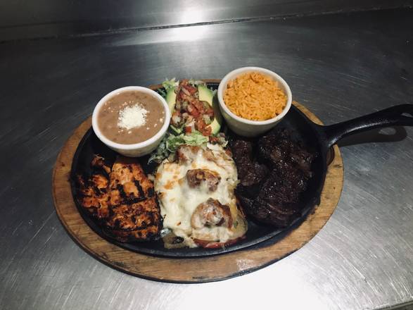 Order El Jefe’s Platter food online from Hacienda Amigo Mio store, Springfield on bringmethat.com