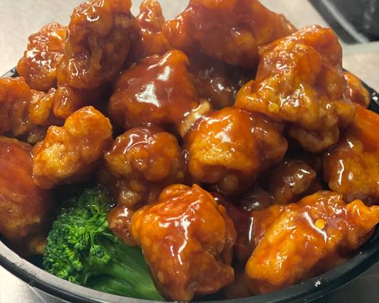 Order Halal General Tso's Chicken food online from Halal Fusion Chinese Restaurant store, Philadelphia on bringmethat.com
