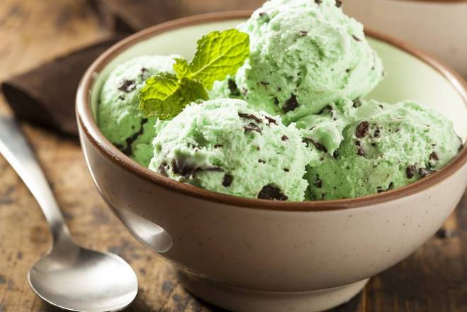 Order Alec's Organic Ice Cream Mint Chocolate Chip (1 pt) food online from Cappone's Chocolate Cake store, San Francisco on bringmethat.com