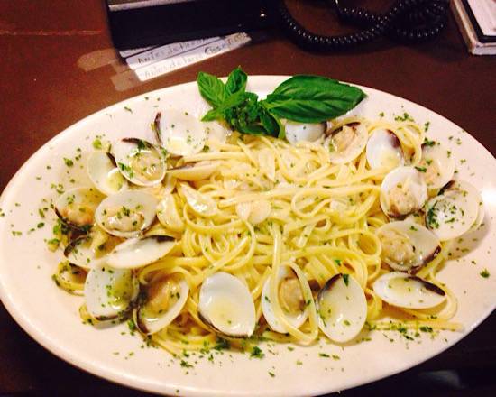 Order Linguine Alla Vongole food online from Trattoria Luna store, Miami on bringmethat.com