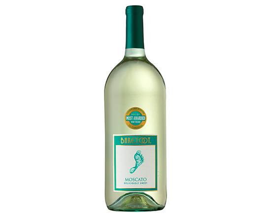 Order Barefoot Cellars Moscato, 1.5L white wine (9.0% ABV) food online from Silver Liquor Market store, Los Angeles on bringmethat.com