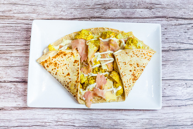 Crêpe à l'œuf, fromage et poulet