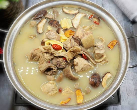 Order 胡椒猪肚煲鸡 Pork tripe w/ White pepper Chicken soup food online from Fashion Wok store, Sunnyvale on bringmethat.com