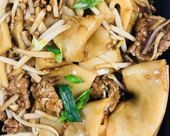 Order Beef Chow Ho Fun food online from Auntie Lee store, CHAMPAIGN on bringmethat.com