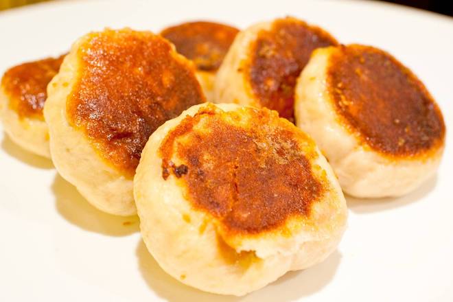 Order 2.2 Pan Fried Pork Bun(4pc) 猪肉水煎包 food online from Shandong Bao House store, Seattle on bringmethat.com