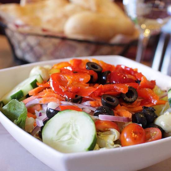 Order Garden Salad food online from La Piazza store, Merrick on bringmethat.com