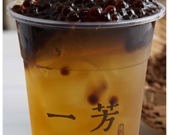 Order Pearl Green Tea 粉圓綠茶 food online from Yifang Taiwan Fruit Tea store, San Jose on bringmethat.com