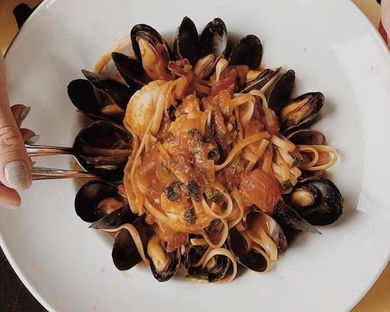 Order Seafood Linguine Pasta food online from Apres Diem International Coffee House & Bistro store, Atlanta on bringmethat.com