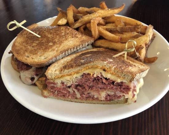 Order Corned Beef Reuben food online from Blackthorn Restaurant & Irish Pub store, New Brunswick on bringmethat.com