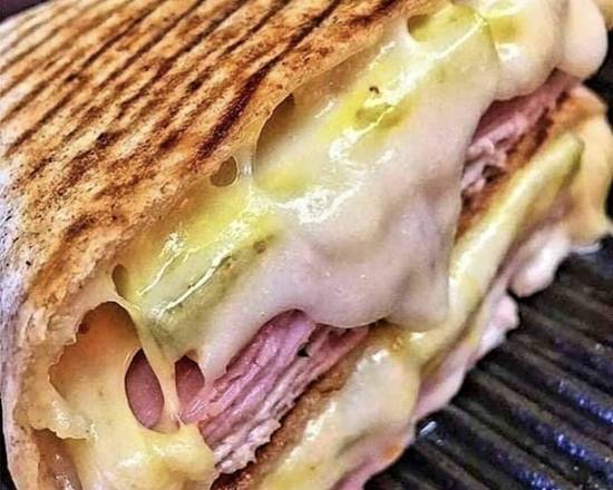 Order Pan con Bistec food online from La Celia Latin Kitchen store, Chicago on bringmethat.com