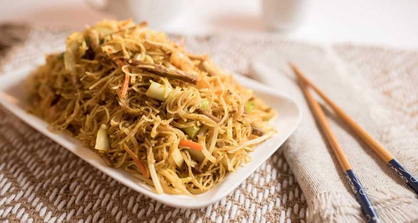 Order Singapore Vermicelli food online from Mon Lung Restaurant store, Chicago on bringmethat.com
