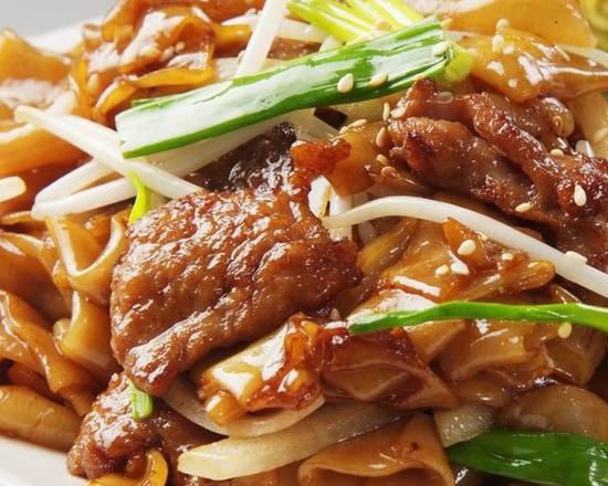 Order 7.8 Fried Pho With Beef 干炒牛河 food online from Shandong Bao House store, Seattle on bringmethat.com