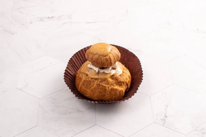 Religieuse au café