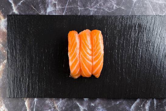 Nigiri sushi saumon