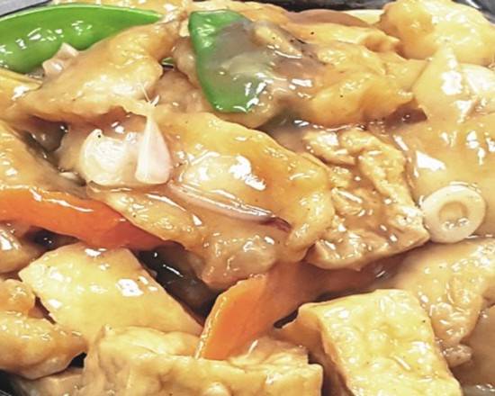 Order Fish Fillet with Tofu in Pot 冬菇豆腐班腩煲 food online from Jin Ding Restaurant store, Bryn Mawr on bringmethat.com