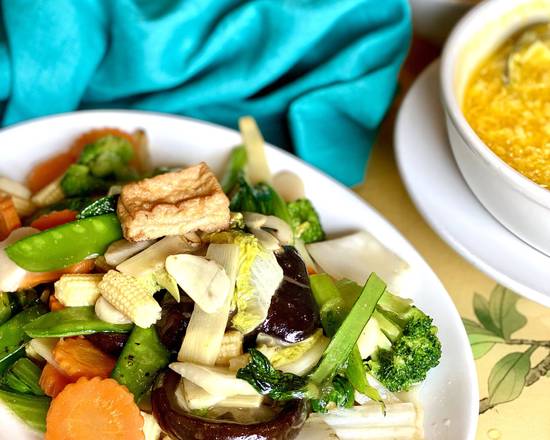 Order V8. Vegetable Delight food online from Din Ho Chinese BBQ store, Austin on bringmethat.com