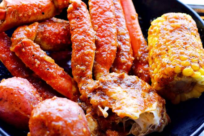 Order M3. Snow Crab Legs (1LB) food online from Captain King's Seafood City store, Memphis on bringmethat.com