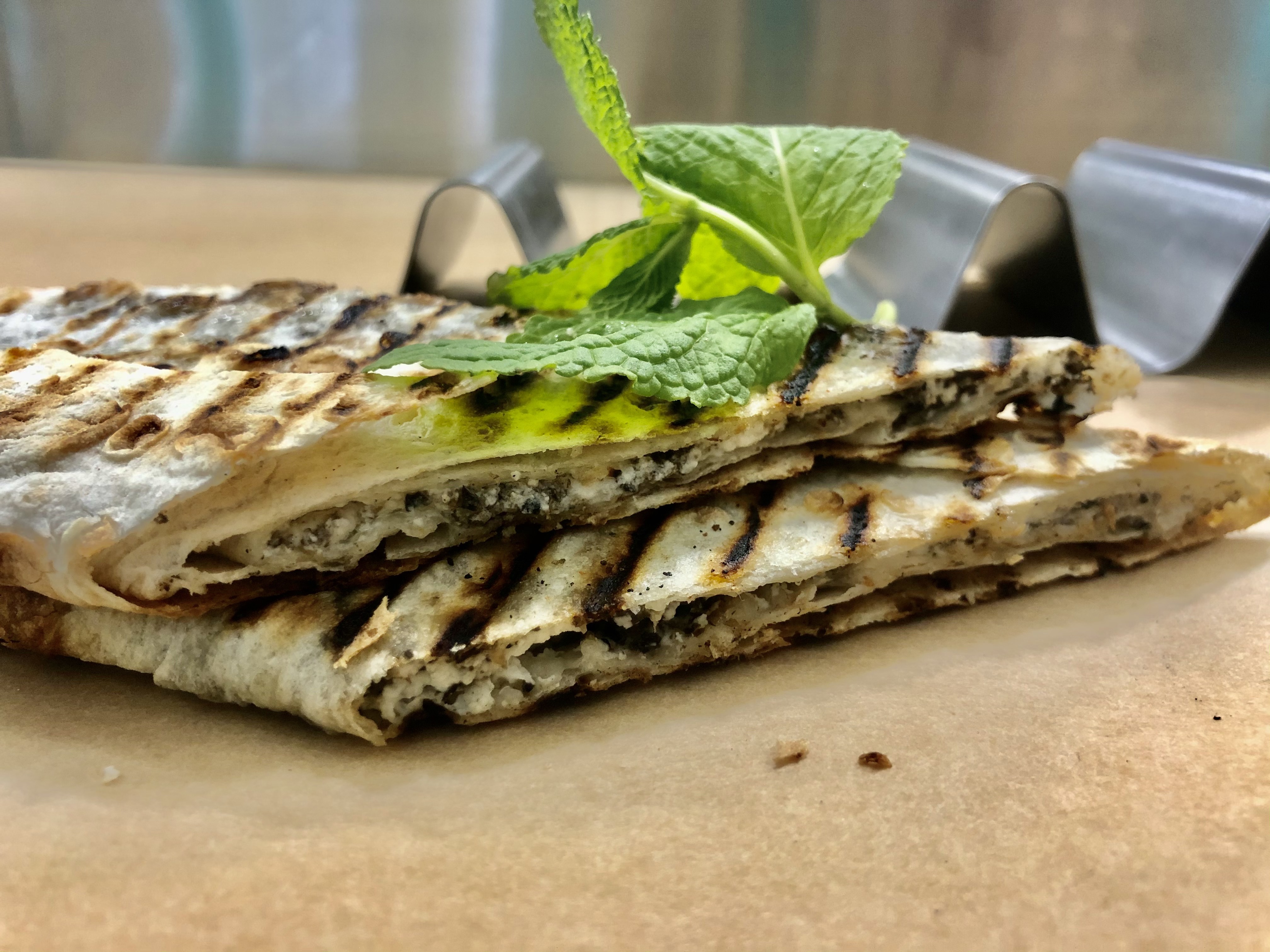 Pita toast à la truffe et au labneh, végé