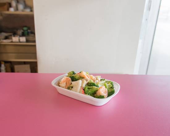 Order Seafood Delight food online from Kin’s Kitchen store, Indianapolis on bringmethat.com