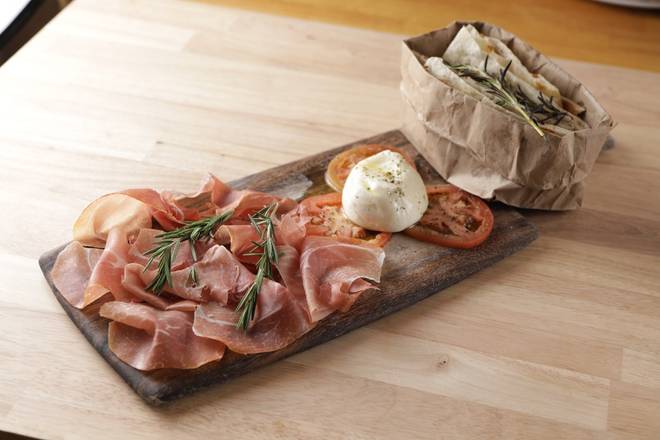Order Burrata e Crudo food online from Mister O1 store, Naples on bringmethat.com