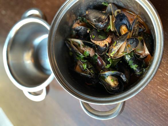 Order Vin Blanc Mussels food online from Lyon Hall store, Arlington on bringmethat.com