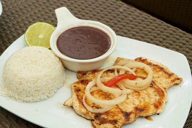 Order Pechuga de Pollo a la Plancha food online from Latin Cafe 2000 store, Miami on bringmethat.com