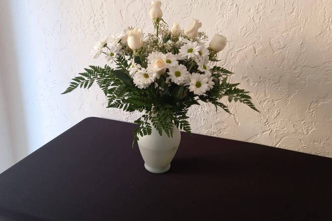 Order White Roses and Daises in White Vase food online from Claudia's Flowers store, North Miami on bringmethat.com