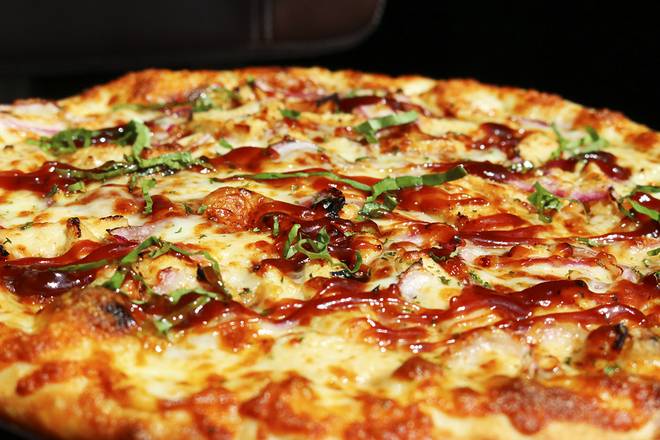 Order BBQ Chicken Pizza food online from Boombozz Taphouse store, Louisville on bringmethat.com