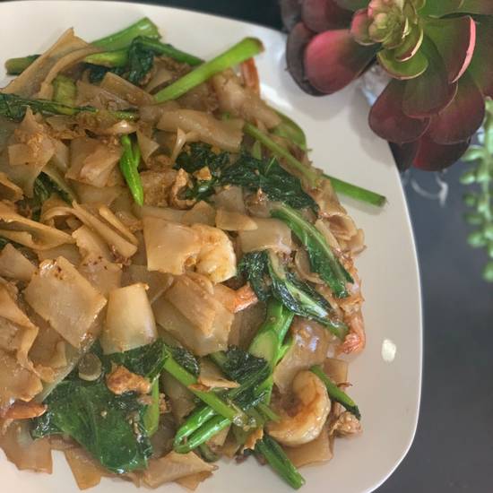 Order Pad See ew Noodle food online from Pho Sho Fusion House store, Porterville on bringmethat.com