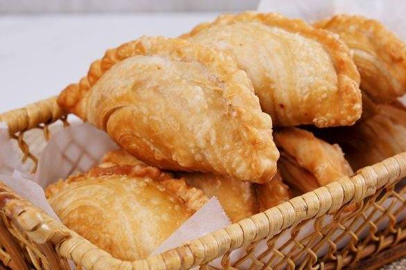 Order Curry Puffs (4 pcs) food online from Luck Thai store, New York on bringmethat.com