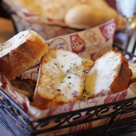 Order Garlic Bread with Fresh Mozzarella food online from Mama Theresa's store, Westbury on bringmethat.com