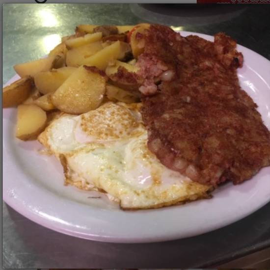 Order Corned Beef Hash Combo food online from Vivian Millennium Cafe store, Studio City on bringmethat.com