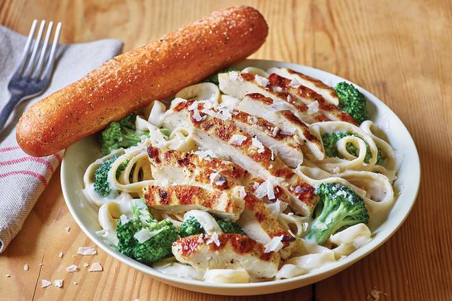 Order Classic Broccoli Chicken Alfredo food online from Applebee store, Manhattan on bringmethat.com
