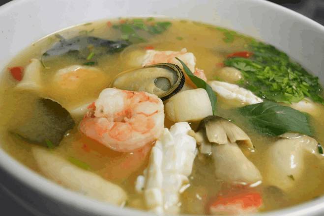 Order P43 Spicy Po Tak Seafood Soup *** food online from Madam Mam's store, Bee Cave on bringmethat.com