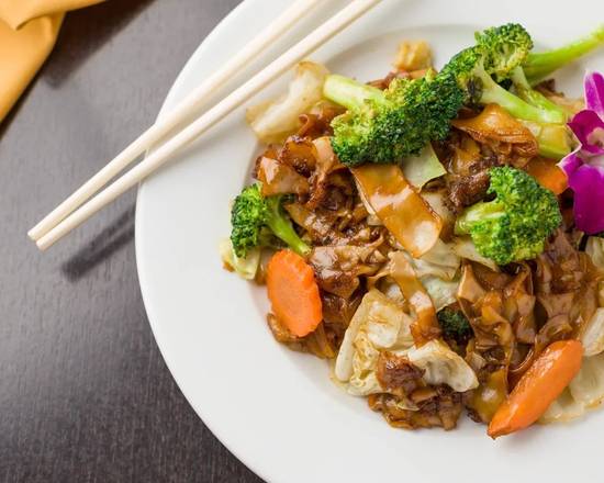 Order Royal Veggie Pad See Ew-GF (Half Noodles-2X Veggies) food online from Emporium Thai Cuisine store, Los Angeles on bringmethat.com