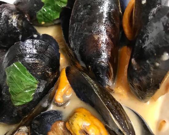 Order Zuppa Di Mussels food online from Dante's Place Restaurant-Pizza store, Leonia on bringmethat.com