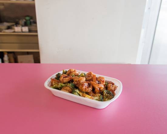 Order Shrimp with Broccoli food online from Kin’s Kitchen store, Indianapolis on bringmethat.com