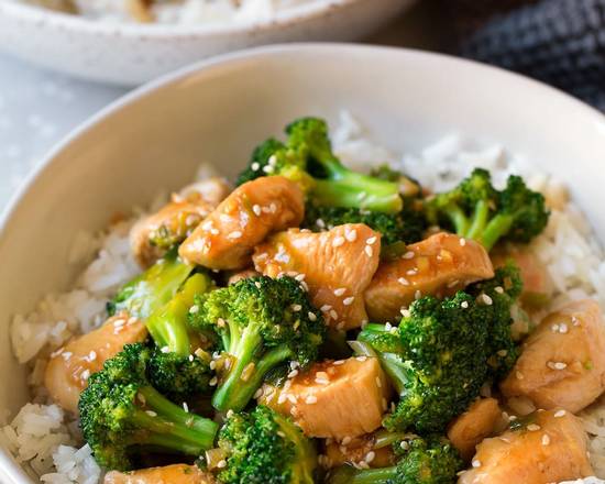 Order Halal Chicken with Broccoli food online from Halal Fusion Chinese Restaurant store, Philadelphia on bringmethat.com