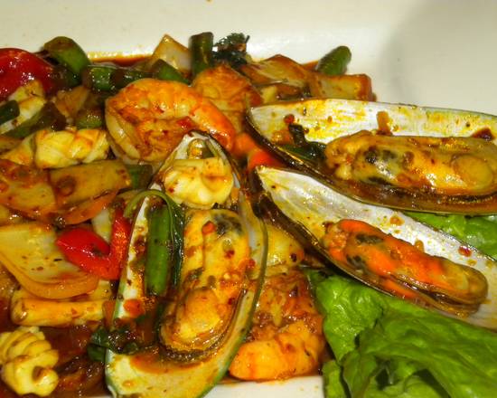 Order L-21 Spicy Seafood Combo food online from Thaicuisine store, Austin on bringmethat.com
