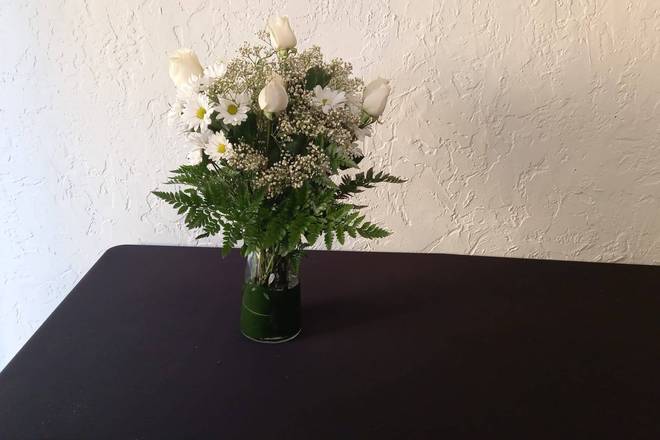 Order White Roses and Daises in Clear Vase food online from Claudia's Flowers store, North Miami on bringmethat.com