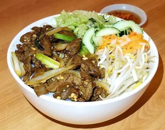Order B11. Sauteed Beef & Stir Fried Onion  food online from Saigon Noodle & Grill store, Orlando on bringmethat.com